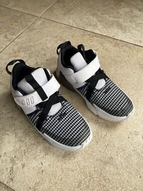 Nike Kids Black and White Grid-Pattern Sneakers with Hook-and-Loop Strap